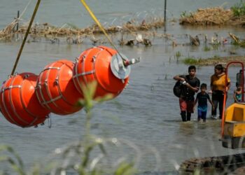 Muere migrante al atorarse en boyas