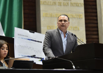 Exige Peña frenar distribución de libros de texto; «es educación comunista», dice.