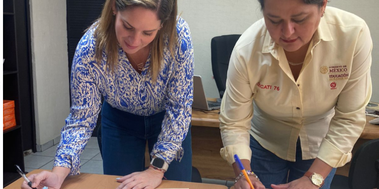 Entrega Ale Cárdenas becas de capacitación