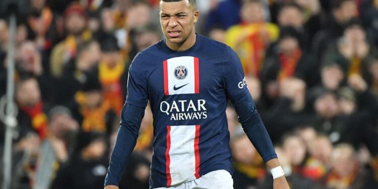 PSG Retira la Imagen de Kylian Mbappé del Parque de los Príncipes Amid
