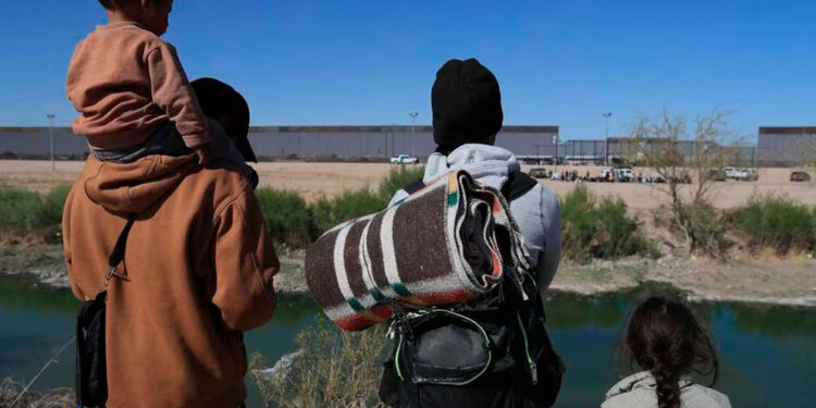 Texas Expulsa a Más de 28 mil Migrantes
