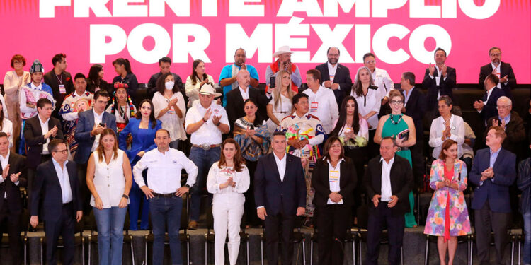 Aspirantes desafían al INE y mantienen publicaciones