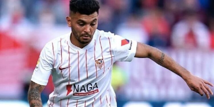 Tecatito Corona rechaza regreso a méxico; prefiere continuar en Europa