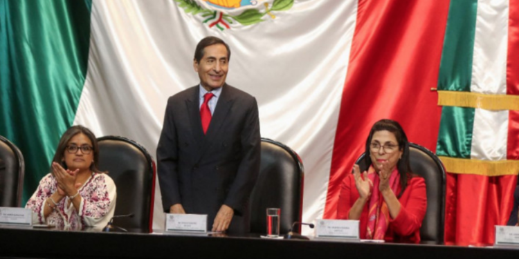 Secretario de Hacienda entrega paquete económico a Cámara de Diputados