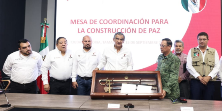 Militares entregan a gobernador espada de mando de general