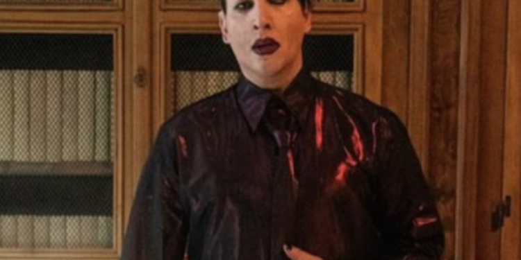 Sentencian a Marilyn Manson por sonarse la nariz ante camarógrafa