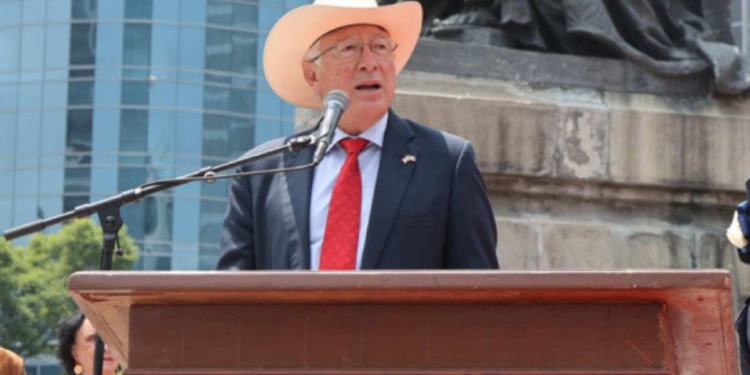 Honramos la memoria de los 12 soldados que murieron en arresto de Ovidio Salazar, afirma Ken Salazar.