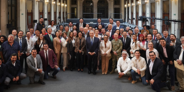 Acude Américo Villarreal a reunión con AMLO y gobernadores.