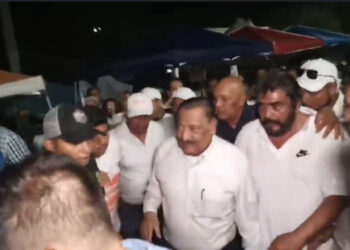 “Vendido”, “Nos fallaste”, reclaman profes a Arnulfo.