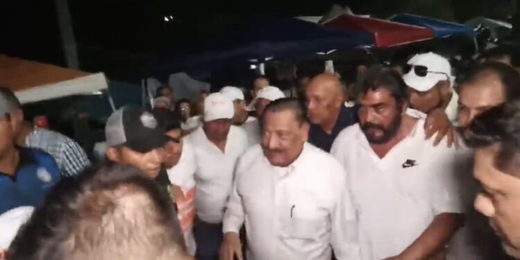 “Vendido”, “Nos fallaste”, reclaman profes a Arnulfo.