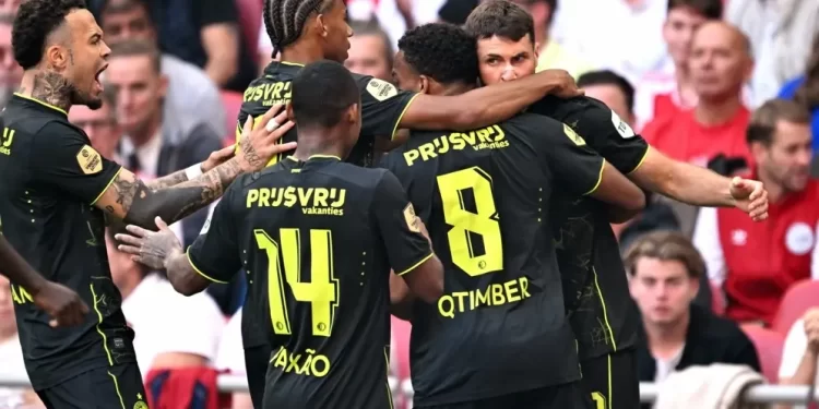 Santi Giménez brilla en Europa: logra primer ‘Hat Trick’ y lidera goleo en Eredivisie