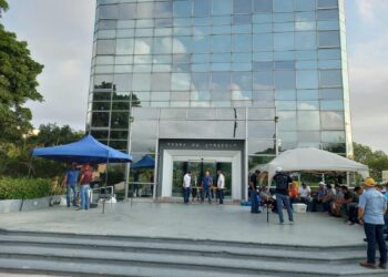 Profes “toman” también la Torre gubernamental
