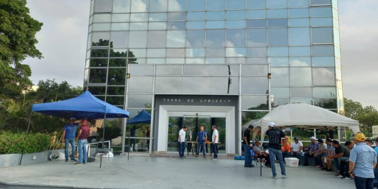 Profes “toman” también la Torre gubernamental