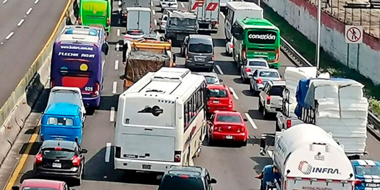 Choferes bloquean autopista en protesta contra extorsiones: