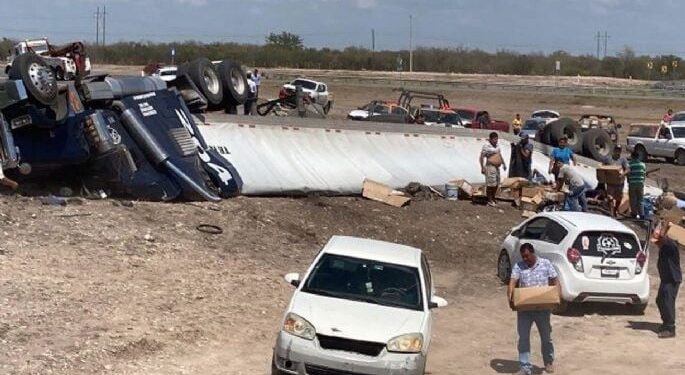 Camarones al vuelo accidente en Ciudad Victoria provoca ola de rapiña