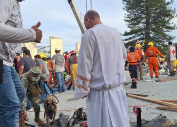 Van 7 muertos por desplome de iglesia; temen haya más