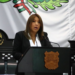 Es Linda Mireya González, presidenta de mesa directiva del Congreso.