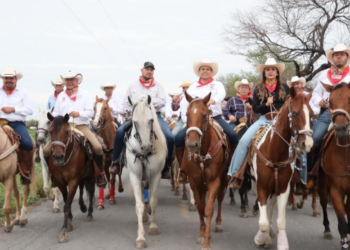Festejan 273 aniversario de Victoria a caballo