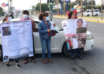 Con bloqueo, exigen ayuda del gobernador para encontrar a mesero desaparecido