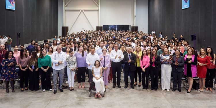 Inauguran gobernador y presidenta del DIF el 35 Congreso Nacional de Rehabilitación y festejan XXXV aniversario del CREE