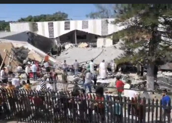 Se desploma iglesia en Madero; más de un centenar de personas quedan atrapadas.