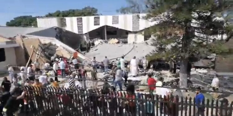 Se desploma iglesia en Madero; más de un centenar de personas quedan atrapadas.