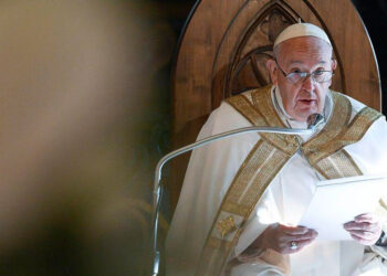El papa Francisco urge abrir la iglesia a las mujeres