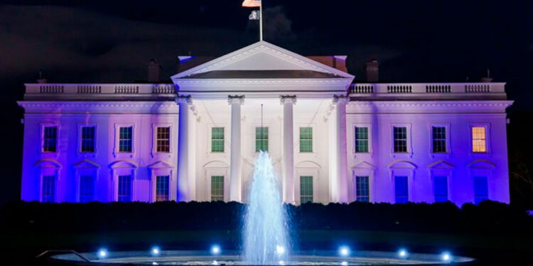 La Casa Blanca se ilumina de azul y blanco en apoyo a Israel