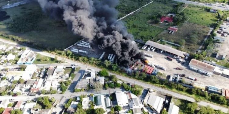 Explosión en patio de pipas en Matamoros genera alerta