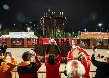 El City condena cantos despectivos sobre Bobby Charlton y pide disculpas