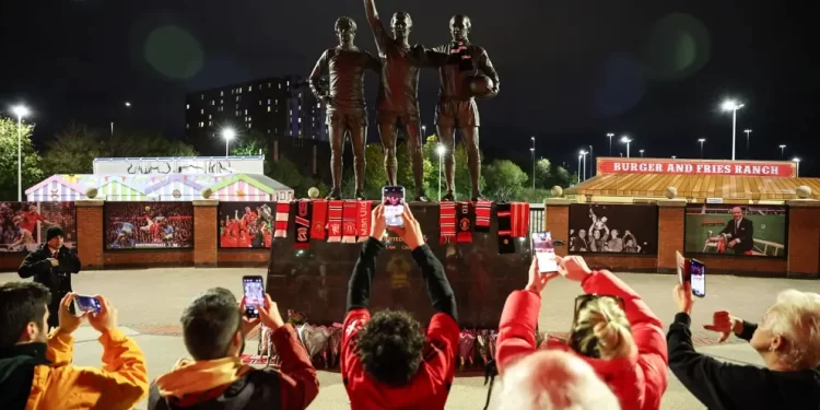 El City condena cantos despectivos sobre Bobby Charlton y pide disculpas