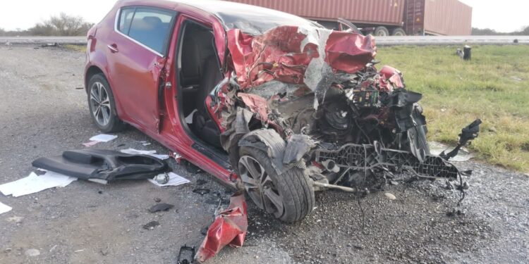 Mueren dos al estrellar su auto contra trailer
