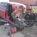 Mueren dos al estrellar su auto contra trailer