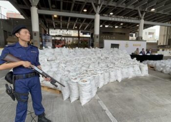 Detienen a cuatro personas tras confiscarles metanfetamina en Hong Kong