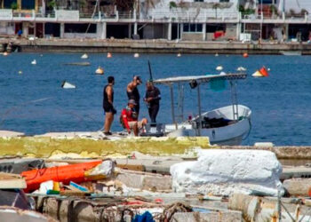 Buscan buzos de Semar cuerpos en Acapulco
