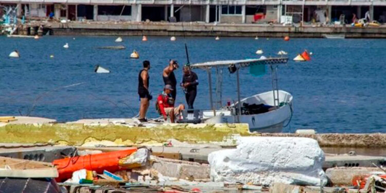 Buscan buzos de Semar cuerpos en Acapulco