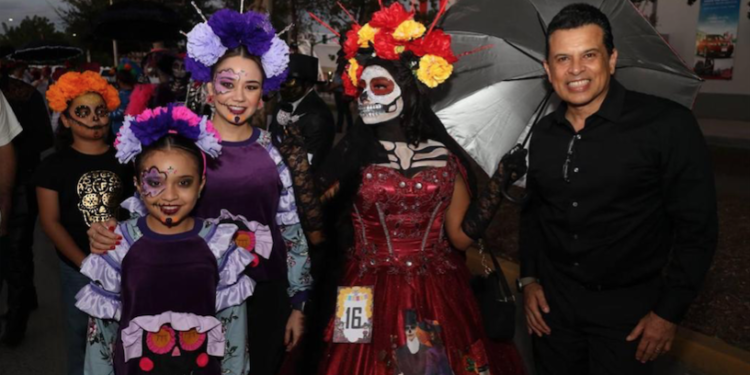Disfrutan familias festival del Día de Muertos en 17 Te Quiero Más.