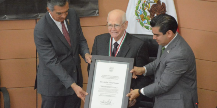Otorgan al abogado Aníbal Pérez Vargas, medalla «Emilio Portes Gil»