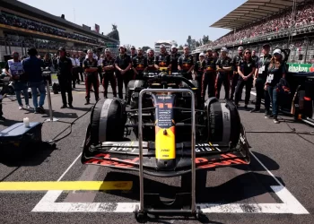 Reportan renegociación de contrato de Checo con Red Bull