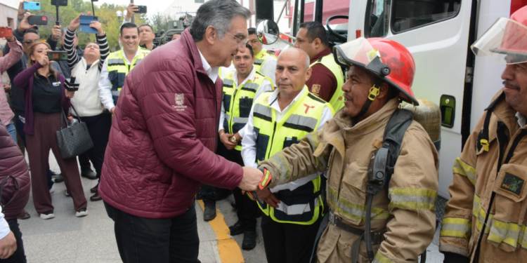 Entrega Américo camión de bomberos a la Coordinación Estatal de Protección Civil