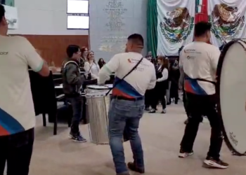 Aprueban Ley de la Juventud y muchachos celebran hasta con batucada