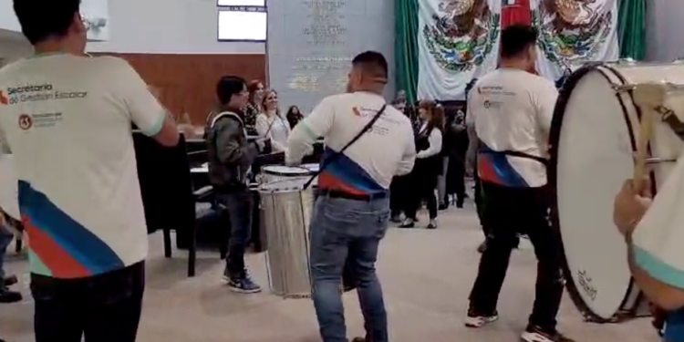 Aprueban Ley de la Juventud y muchachos celebran hasta con batucada