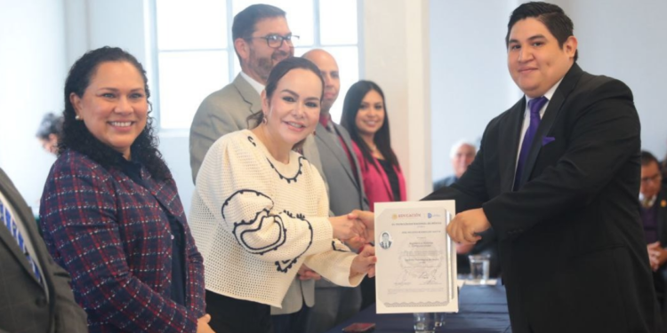 Encabeza Carmen Lilia Canturosas entrega de títulos universitarios a estudiantes beneficiados con beca UNE