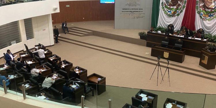 Luego de intercambiar insultos y sarcasmos, diputados aprueban presupuesto del gobierno para 2024.