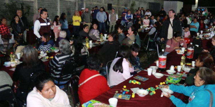 Aviva Lalo Gattás el espíritu navideño en colonias de la ciudad