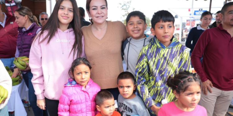 Entrega alcaldesa Carmen Lilia Canturosas más de 1,500 juguetes y apoyos a familias del sur de la ciudad