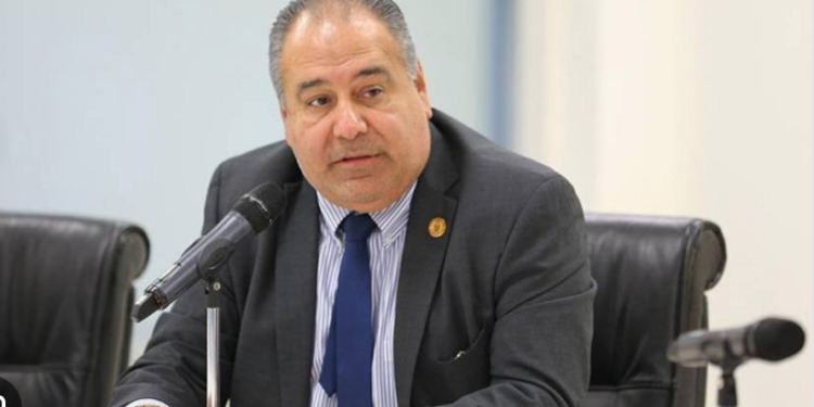 Auditor deja plantados a diputados.