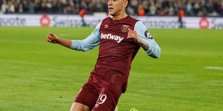 Edson Álvarez marca su primer gol con el West Ham