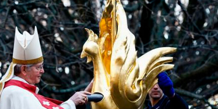 Notre Dame alza un nuevo gallo sobre la icónica aguja