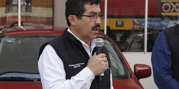 El rector Dámaso Anaya entregó los vehículos del sorteo en beneficio del SUTUAT